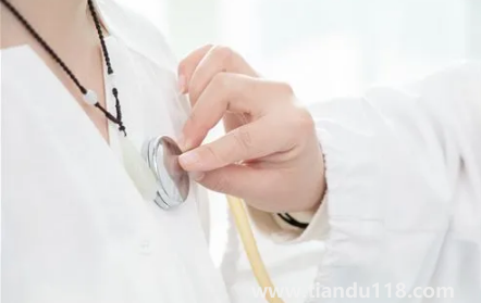 2022大學(xué)新生入學(xué)體檢能檢查出艾滋病嗎(大學(xué)生入學(xué)體檢查出艾滋會(huì)被退學(xué)嗎)(圖1) 2022大學(xué)新生入學(xué)體檢能檢查出艾滋病嗎1