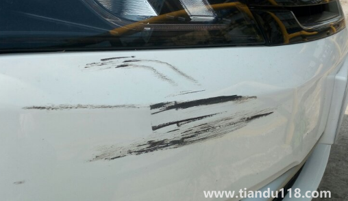 保險(xiǎn)杠刮蹭漏出塑料修一下多少錢（保險(xiǎn)杠刮蹭漏出塑料怎么修復(fù)）