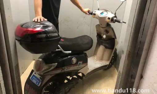 電動車進(jìn)入電梯違法嗎(電動車進(jìn)入電梯為什么會起火)(圖2) 電動車進(jìn)入電梯違法嗎2