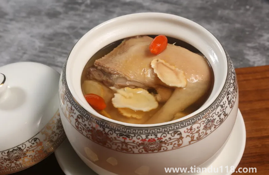 鴿子怎么燉湯好喝又營(yíng)養(yǎng)（鴿子燉湯有什么技巧）