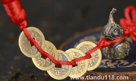 跟鄰居門對門五帝錢掛在門內(nèi)好不好(門上掛五帝錢的講究有哪些)(圖2) 跟鄰居門對門五帝錢掛在門內(nèi)好不好2