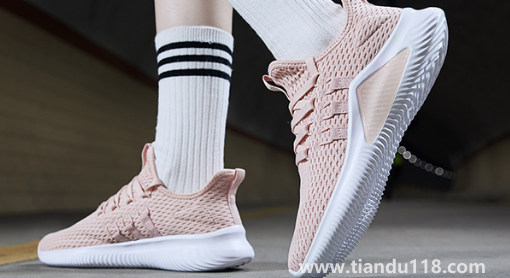 網(wǎng)面鞋破洞了怎么補救(網(wǎng)面鞋破洞了屬于質(zhì)量問題嗎)(圖1) 網(wǎng)面鞋破洞了怎么補救1