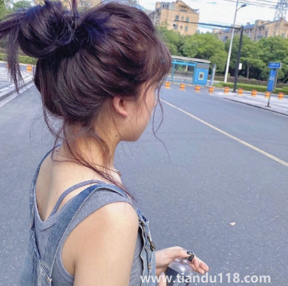 黑紫色和黑加侖紫是一個顏色嗎(秋冬染黑紫色好看嗎)(圖1) 黑紫色和黑加侖紫是一個顏色嗎1