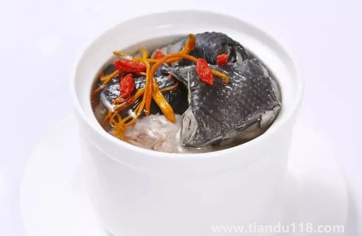 烏雞燉湯加什么食材比較補氣血(烏雞燉湯的具體做法)(圖1) 烏雞燉湯加什么食材比較補氣血1