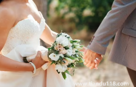 結(jié)婚不過百天不能送親(剛結(jié)婚多久可以送親)(圖1) 結(jié)婚不過百天不能送親1