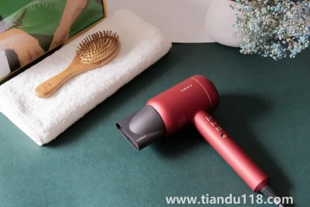 吹風機要用冷風吹還是熱風吹(吹風機冷風和熱風的功率一樣嗎)(圖3) 吹風機要用冷風吹還是熱風吹3