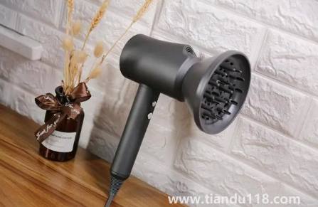 吹風(fēng)機(jī)是藍(lán)光的好還是負(fù)離子的好(吹風(fēng)機(jī)怎么選不傷頭發(fā))(圖2) 吹風(fēng)機(jī)是藍(lán)光的好還是負(fù)離子的好2