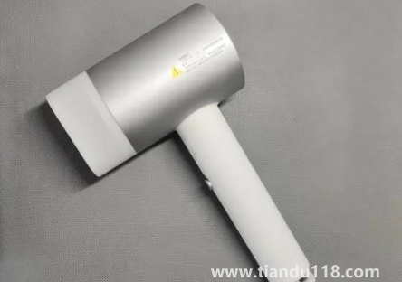 吹風(fēng)機能把頭發(fā)吹黃嗎(吹風(fēng)機吹頭發(fā)有傷害嗎)(圖2) 吹風(fēng)機能把頭發(fā)吹黃嗎2