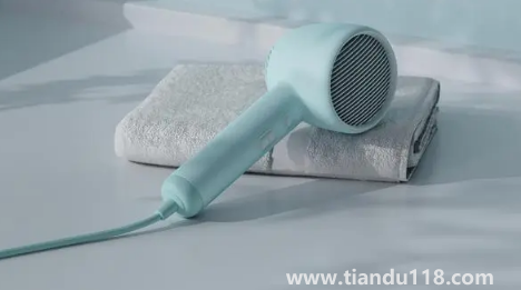 吹風(fēng)機能把頭發(fā)吹黃嗎(吹風(fēng)機吹頭發(fā)有傷害嗎)(圖3) 吹風(fēng)機能把頭發(fā)吹黃嗎3