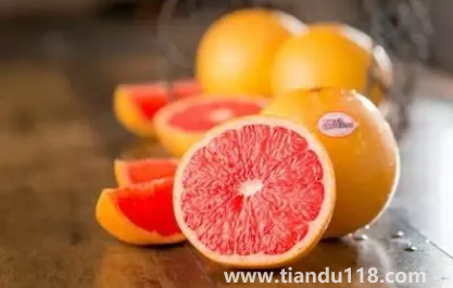 葡萄柚和紅心柚哪個好吃（怎么快速辨別葡萄柚和紅心柚）