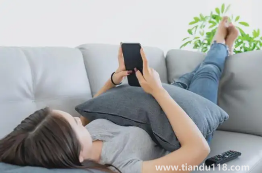 睡覺手機(jī)開飛行模式有輻射嗎(睡覺手機(jī)放多遠(yuǎn)比較好)(圖1) 睡覺手機(jī)開飛行模式有輻射嗎1