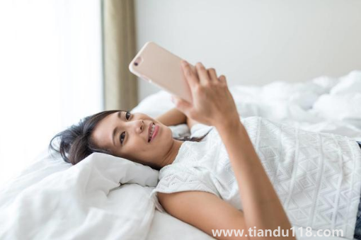 睡覺手機(jī)放哪里沒輻射(手機(jī)放在枕頭下面有輻射嗎)(圖1) 睡覺手機(jī)放哪里沒輻射1