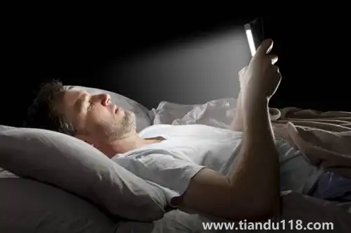 睡覺手機(jī)放哪里沒輻射(手機(jī)放在枕頭下面有輻射嗎)(圖3) 睡覺手機(jī)放哪里沒輻射3