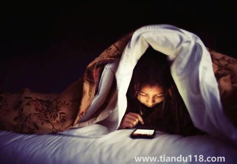 睡覺手機(jī)放哪里沒輻射(手機(jī)放在枕頭下面有輻射嗎)(圖2) 睡覺手機(jī)放哪里沒輻射2