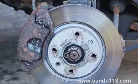 剎車片20萬(wàn)公里沒(méi)換過(guò)正常嗎（汽車剎車片怎么換）