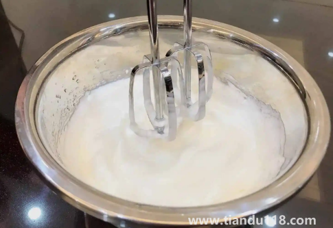 蛋清打出來(lái)的奶油能直接吃嗎(雞蛋清怎么打發(fā)成奶油)(圖3) 蛋清打出來(lái)的奶油能直接吃嗎3