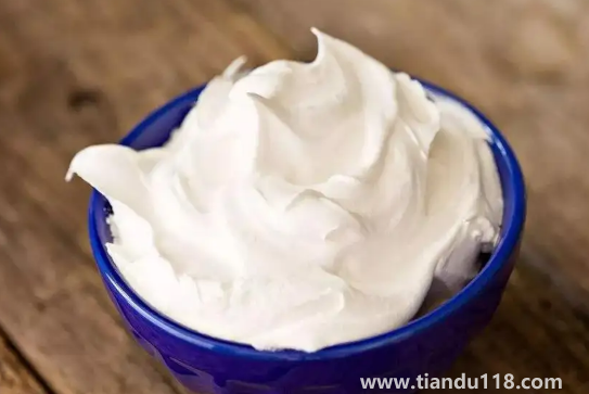 奶油是雞蛋清打出來的嗎(雞蛋清怎么打發(fā)成奶油狀)(圖3) 奶油是雞蛋清打出來的嗎3