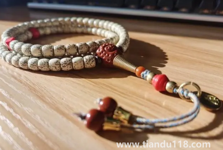 九眼天珠是什么材料做的（九眼天珠一般多少錢(qián)）