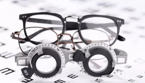 網(wǎng)上配眼鏡度數(shù)漲了怎么換鏡片(眼鏡度數(shù)上漲不及時(shí)換眼鏡會(huì)怎么樣)(圖1) 網(wǎng)上配眼鏡度數(shù)漲了怎么換鏡片1