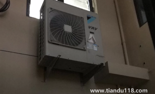 空調(diào)外機(jī)放置飄窗會(huì)漏水嗎(自家飄窗頂歸誰(shuí)放空調(diào))(圖3) 空調(diào)外機(jī)放置飄窗會(huì)漏水嗎3