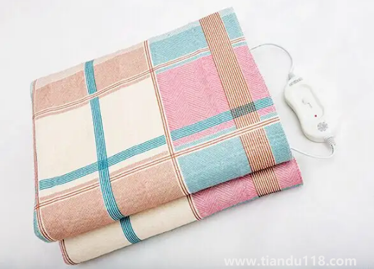 電熱毯被煙頭燙個洞還能用嗎(電熱毯使用注意事項)(圖2) 電熱毯被煙頭燙個洞還能用嗎2