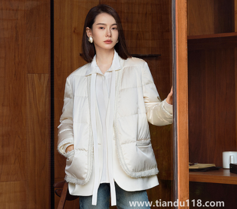 鵝絨服能用掛燙機(jī)熨燙嗎(鵝絨服皺巴巴的怎么辦)(圖3) 鵝絨服能用掛燙機(jī)熨燙嗎3