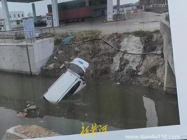 武漢120闖紅燈撞車后被指見死不救（被撞司機(jī)溺亡）