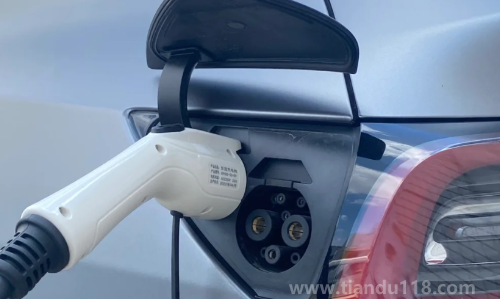 新能源汽車首次充電一定放完電嗎（新能源汽車第一次充電要充滿嗎）