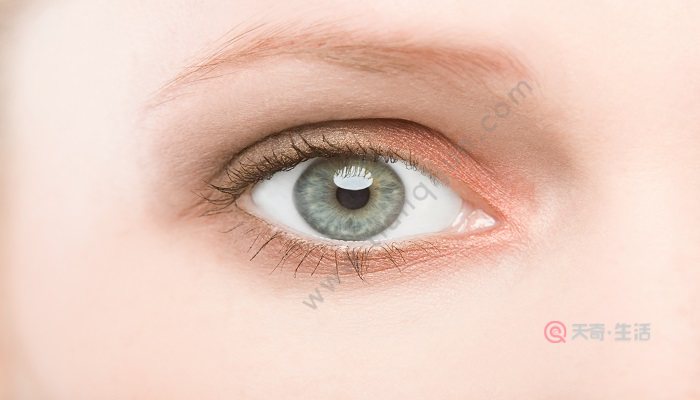 眼部打底用在粉底后嗎 眼部打底用在哪個(gè)步驟(圖4) 眼部打底用在粉底后嗎